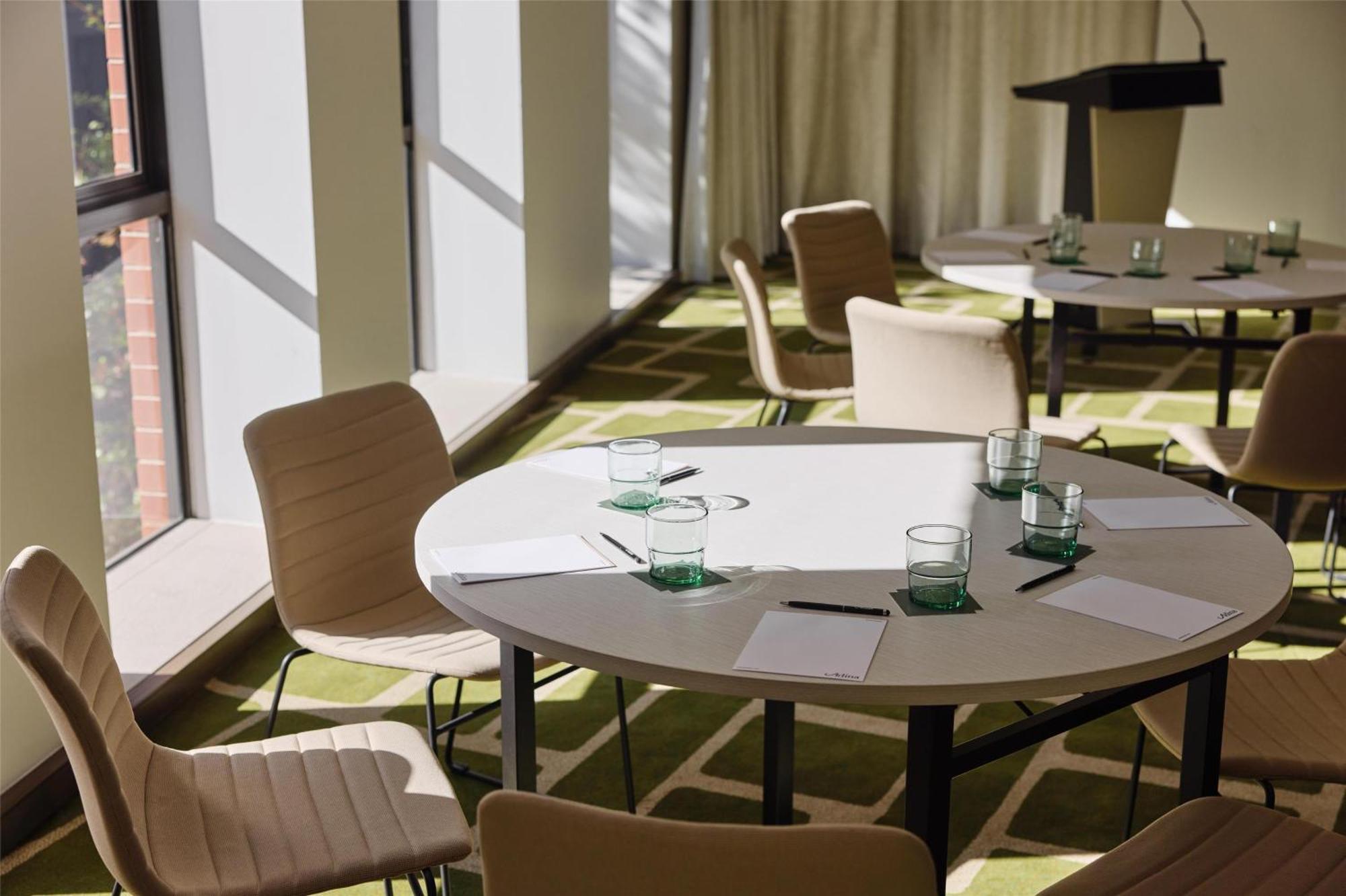 Aparthotel Adina Town Hall 4*