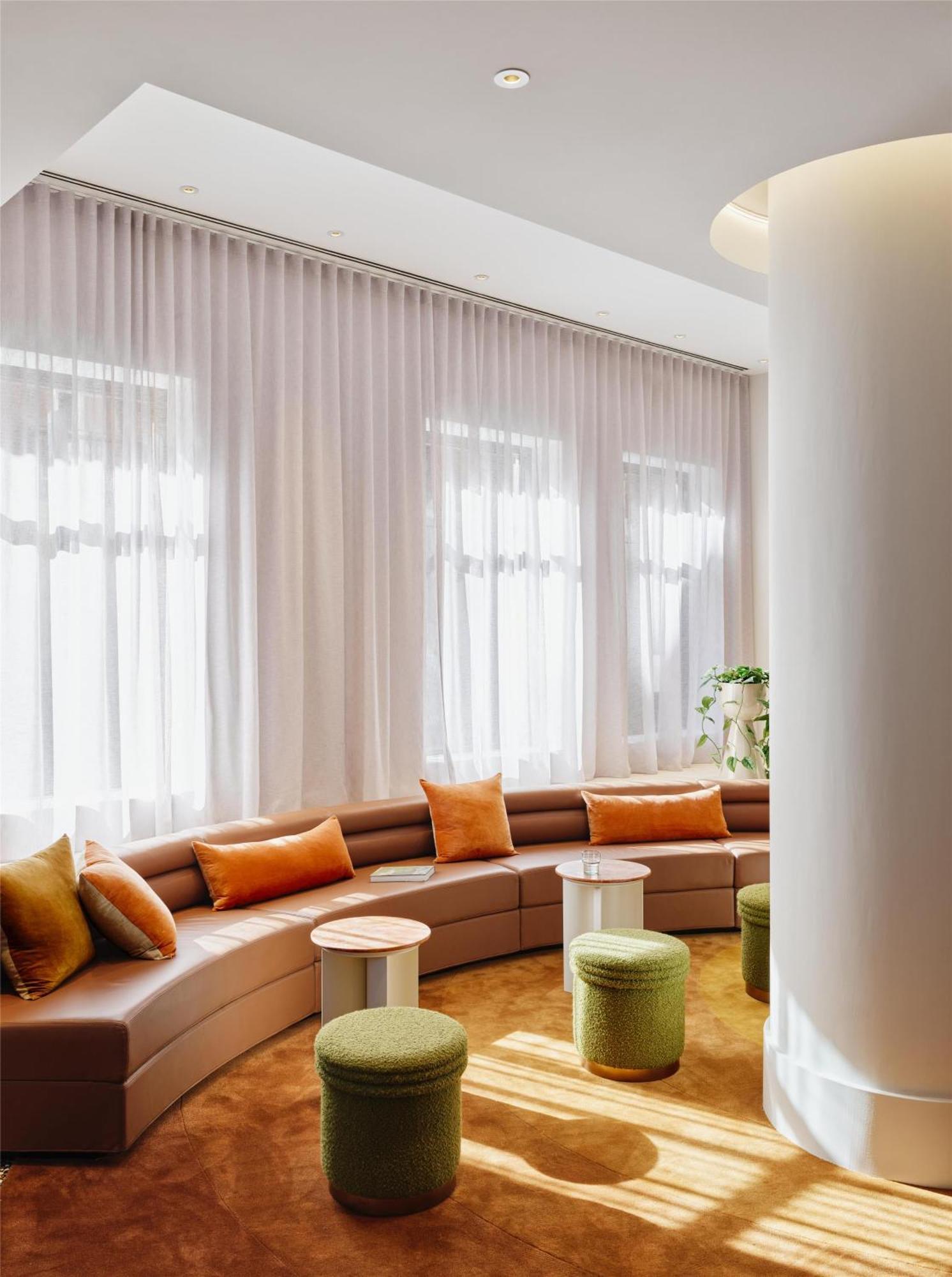 Adina Town Hall Aparthotel 4*